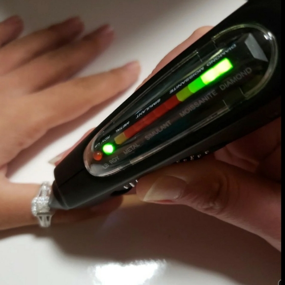 Helzberg halo diamond ring - 14k - Picture 9 of 13